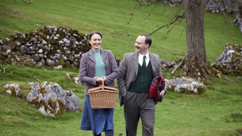 Gerald Hammond (Will Thorp) umgarnt Mrs. Hall (Anna Madeley) – Bild: Helen Williams /​ Playground Television UK Ltd /​ all3media international