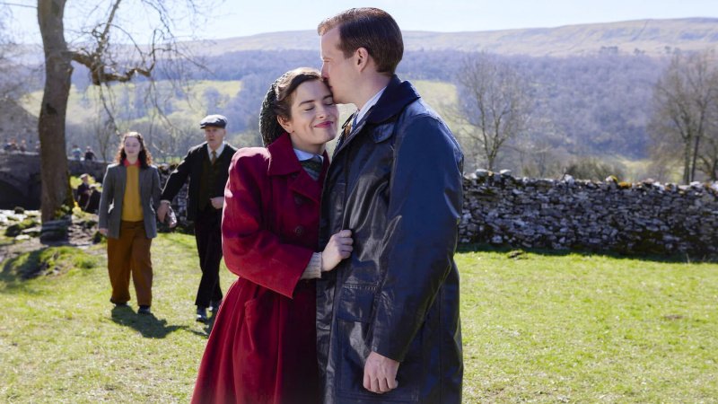 James (Nicholas Ralph) und Helen (Rachel Shenton) träumen von ihrer Zukunft – Bild: Helen Williams /​ Playground Television UK Ltd /​ all3media international