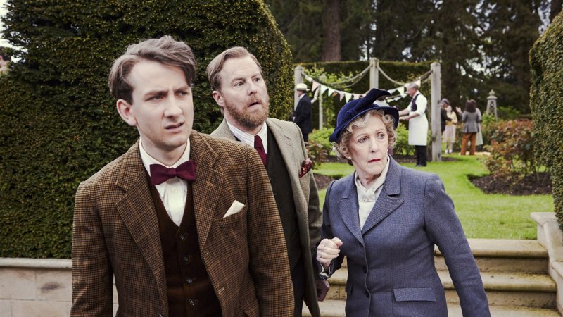 Richard Carmody (James Anthony Rose) irritiert Siegfried (Samuel West, M.) und Mrs. Pumphrey (Patricia Hodge) – Bild: Courtesy of Playground Entertainment and MASTERPIECE