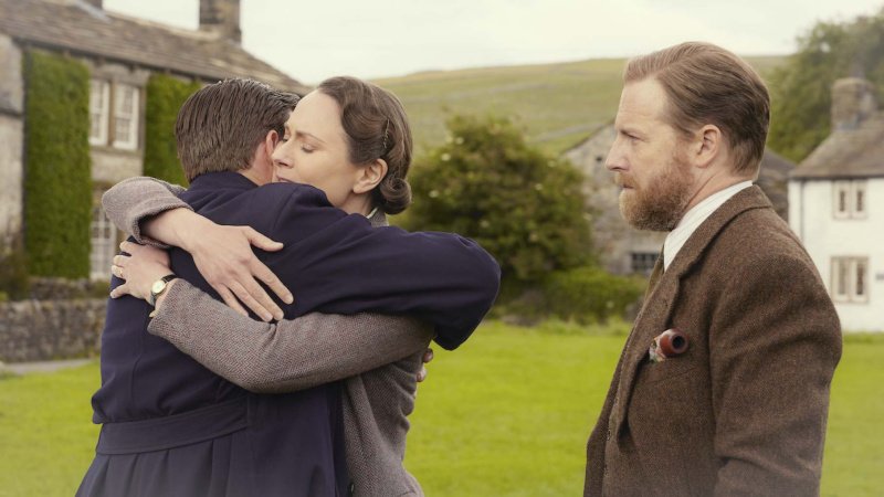 James (Nicholas Ralph) muss Mrs. Hall (Anna Madeley) und Siegfried (Samuel West, r.) verlassen – Bild: Helen Williams /​ Playground Television UK Ltd /​ all3media international