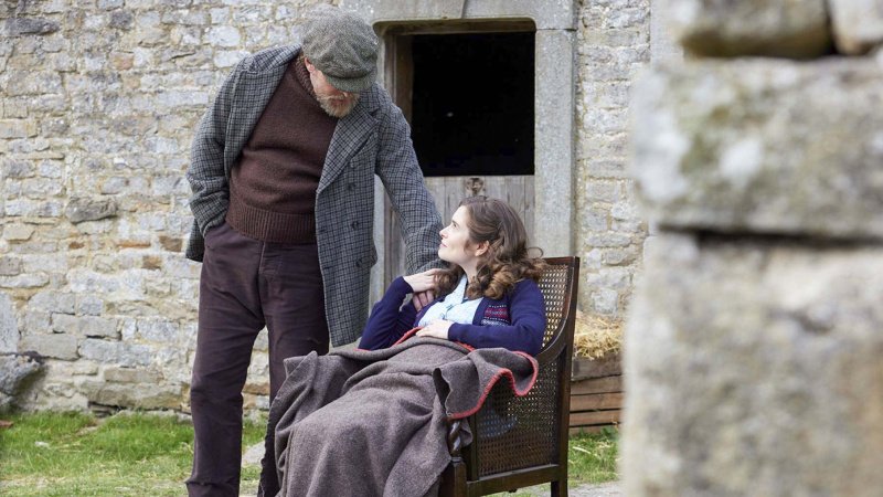 Richard Alderson (Tony Pitts) bemuttert seine Tochter Helen (Rachel Shenton) – Bild: Courtesy of Playground Entertainment and MASTERPIECE
