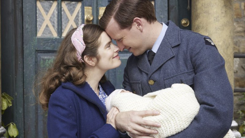 Helen (Rachel Shenton) und James (Nicholas Ralph) freuen sich über ihr Baby – Bild: Helen Williams /​ Playground Television UK Ltd /​ all3media international