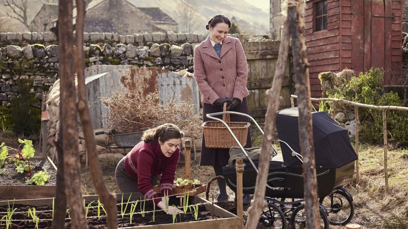 Helen (Rachel Shenton) und Mrs. Hall (Anna Madeley, r.) gärtnern für den Sieg – Bild: Helen Williams /​ Playground Television UK Ltd /​ all3media international