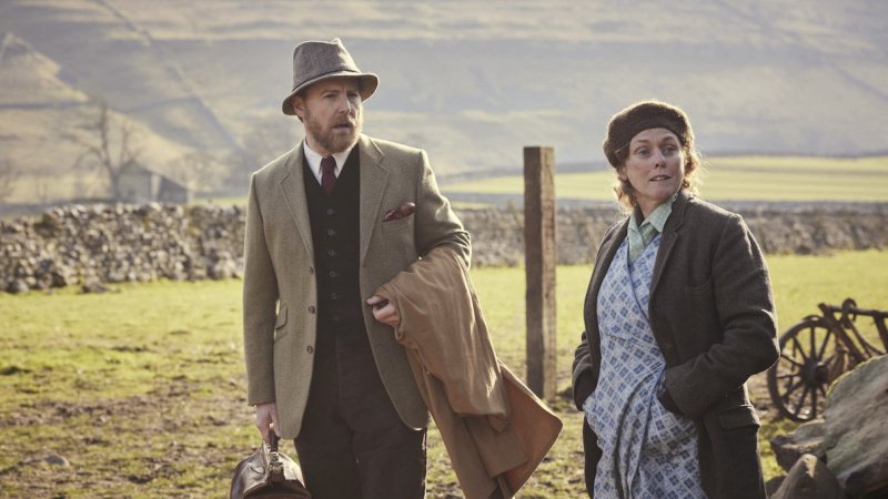 Hilda Sudderby (Jennifer Hennessy) hat Tierarzt Siegfried Farnon (Samuel West) gerufen – Bild: Helen Williams /​ Playground Television UK Ltd /​ all3media international