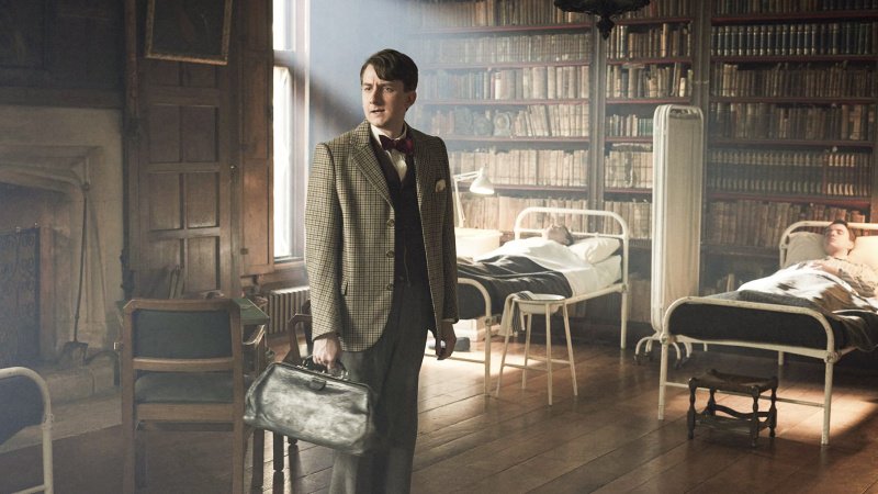 Richard Carmody (James Anthony-Rose) sucht ein ganz spezielles Tier – Bild: Helen Williams /​ Playground Television UK Ltd /​ all3media international