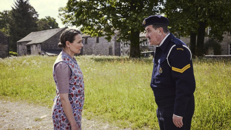 Mrs. Hall (Anna Madeley) verliert wegen Mr.. Bosworth (Jeremy Swift) ihre Geduld – Bild: Helen Williams /​ Playground Television UK Ltd /​ all3media international