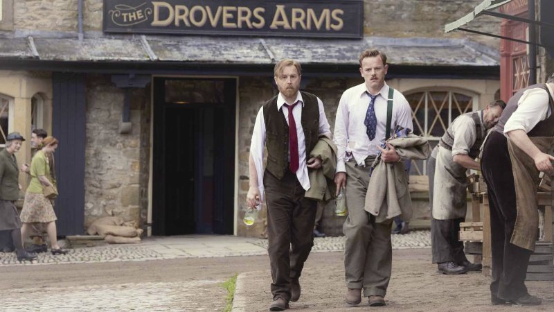 Siegfried (Samuel West) und sein Bruder Tristan (Callum Woodhouse, r.) stürzen gepflegt ab – Bild: Helen Williams /​ Playground Television UK Ltd /​ all3media international