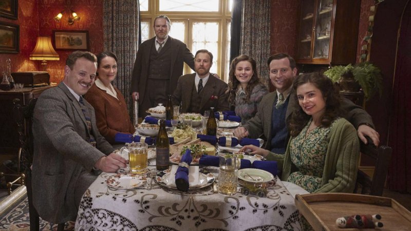 Sogar Tristan (Callum Woodhouse, l.) kann Weihnachten und Jimmys 1. Geburtstag mitfeiern – Bild: Courtesy of Playground Entertainment and MASTERPIECE