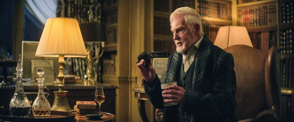 Schriftsteller Erasmus Fry (Derek Jacobi) profitiert von spezieller Ausbeutung – Bild: Courtesy of Netflix