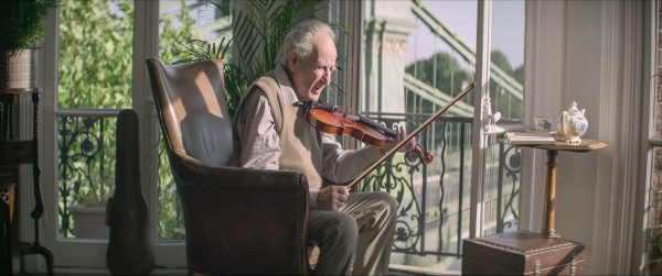 Harry (Jon Rumney) genießt seine Musik – Bild: Courtesy of Netflix