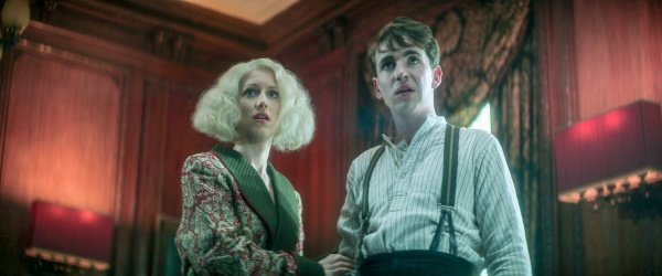 Ethel Cripps (Niamh Walsh) und Alex Burgess (Laurie Kynaston) pflegen die Familientradition – Bild: Courtesy of Netflix