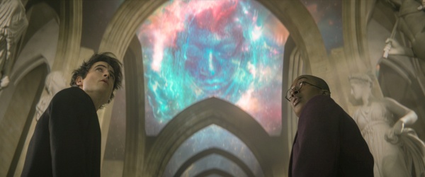 Dream (Tom Sturridge) vertraut Lucienne (Vivienne Acheampong, r.) – Bild: Courtesy of Netflix