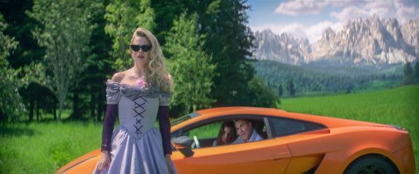 Barbie (Lily Travers, l.) und Ken (Richard Fleeshman) unternehmen einen träumerischen Ausflug mit Sindy (Nalan Burgess) – Bild: Courtesy of Netflix