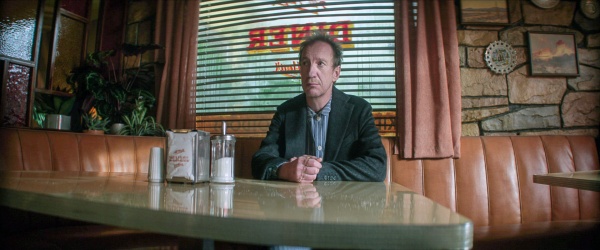 Auf der Flucht landet Ethels Sohn John Dee (David Thewlis) in einem Diner – Bild: Courtesy of Netflix