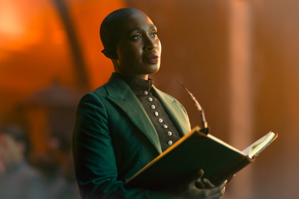 Eigentlich hütet Lucienne (Vivienne Acheampong) die Bibliothek im Traumreich – Bild: Ed Miller /​ Netflix