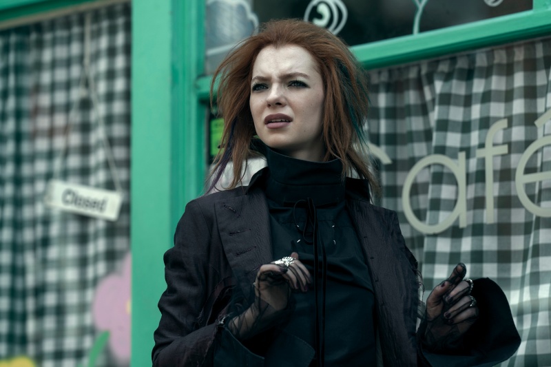 Delirium (Esme Creed-Miles) spürt die Veränderungen – Bild: Ed Miller /​ Netflix