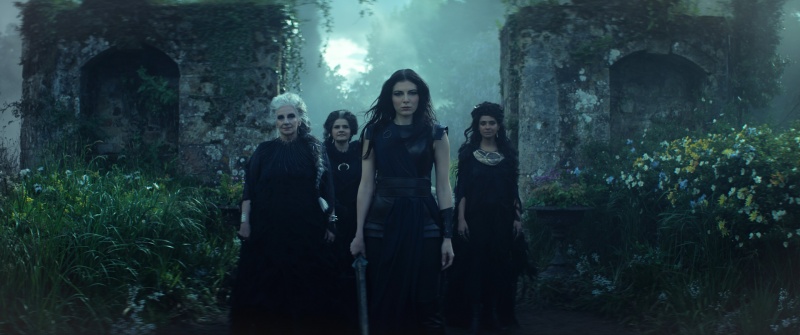 Lyta Hall (Razane Jammal, 2.v.r.) reist in gefährlicher Gesellschaft – Bild: Courtesy of Netflix