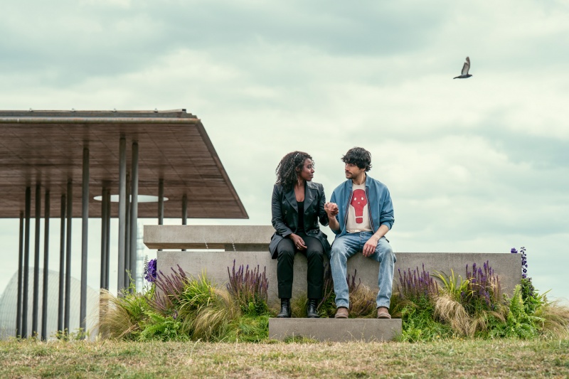 Tod (Kirby Howell-Baptiste) begegnet Sexton Furnival (Colin Morgan) – Bild: Ed Miller /​ Netflix