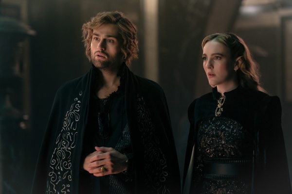 Die Feen Cluracan (Douglas Booth) und Nuala (Ann Skelly) erwarten die Entscheidung – Bild: Ed Miller /​ Netflix