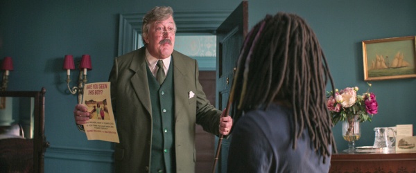 Kann Rose Walker (Vanesu Samunyai) ihrem Begleiter Gilbert (Stephen Fry) trauen? – Bild: Courtesy of Netflix