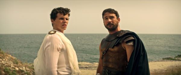 Orpheus (Ruairi O’Connor, l.) vertraut Destruction (Barry Sloane) – Bild: Courtesy of Netflix