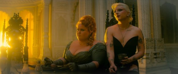 Despair (Donna Preston, l.) und Desire (Mason Alexander Park) gehören zur Familie – Bild: Courtesy of Netflix