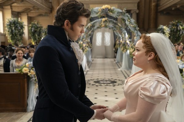 Luke Newton, Nicola Coughlan – Bild: LIAM DANIEL/​NETFLIX