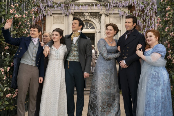 Will Tilston, Florence Hunt, Luke Thompson, Ruth Gemmell, Luke Newton, Nicola Coughlan – Bild: LIAM DANIEL/​NETFLIX