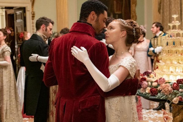 BRIDGERTON (L to R) REGÉ-JEAN PAGE as SIMON BASSET and PHOEBE DYNEVOR as DAPHNE BRIDGERTON in episode 102 of BRIDGERTON Cr. LIAM DANIEL/​NETFLIX © 2020 – Bild: LIAM DANIEL/​NETFLIX