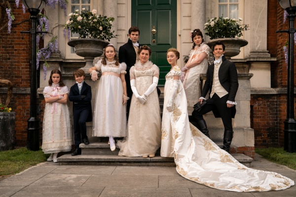 BRIDGERTON (L to R) FLORENCE HUNT as HYACINTH BRIDGERTON, WILL TILSTON as GREGORY BRIDGERTON, RUBY STOKES as FRANCESCA BRIDGERTON, LUKE NEWTON as COLIN BRIDGERTON, RUTH GEMMELL as LADY VIOLET BRIDGERTON, PHOEBE DYNEVOR as DAPHNE BRIDGERTON, CLAUDIA JESSIE as ELOISE BRIDGERTON and LUKE THOMPSON as BENEDICT BRIDGERTON in episode 101 of BRIDGERTON Cr. LIAM DANIEL/​NETFLIX © 2020 – Bild: LIAM DANIEL/​NETFLIX