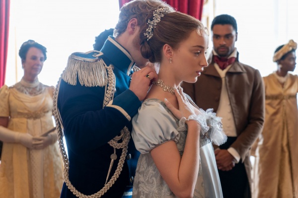BRIDGERTON (L to R) FREDDIE STROMA as PRINCE FRIEDERICH, PHOEBE DYNEVOR as DAPHNE BRIDGERTON and REGÉ-JEAN PAGE as SIMON BASSET in episode 104 of BRIDGERTON Cr. LIAM DANIEL/​NETFLIX © 2020 – Bild: LIAM DANIEL/​NETFLIX