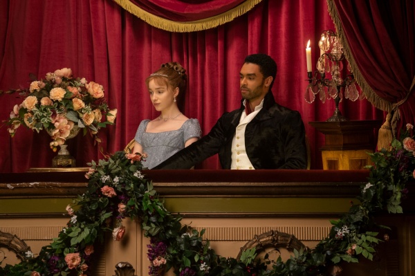 BRIDGERTON (L to R) PHOEBE DYNEVOR as DAPHNE BRIDGERTON and REGÉ-JEAN PAGE as SIMON BASSET in episode 107 of BRIDGERTON Cr. LIAM DANIEL/​NETFLIX © 2020 – Bild: LIAM DANIEL/​NETFLIX