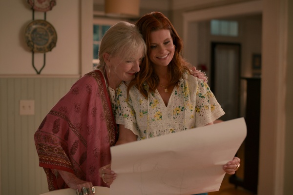 Caroline Lagerfelt, JoAnna Garcia Swisher – Bild: COURTESY OF NETFLIX