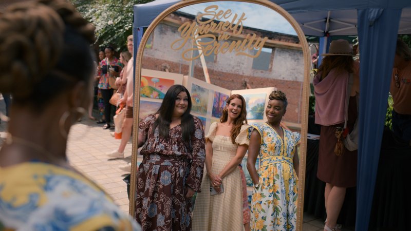 SWEET MAGNOLIAS. (L to R) Brooke Elliott as Dana Sue Sullivan, JoAnna Garcia Swisher Maddie Townsend and Heather Headley as Helen Decatur in episode 509 of SWEET MAGNOLIAS. Cr. Courtesy of Netflix. © 2025. – Bild: © 2026 Netflix, Inc.