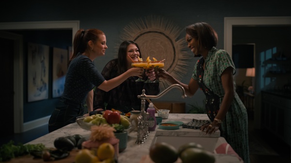 JoAnna Garcia Swisher as Maddie Townsend, Brooke Elliott as Dana Sue Sullivan, Heather Headley as Helen Decatur – Bild: Netflix