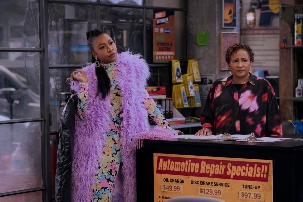 Gabrielle Dennis, Wanda Sykes – Bild: LISA ROSE/​NETFLIX