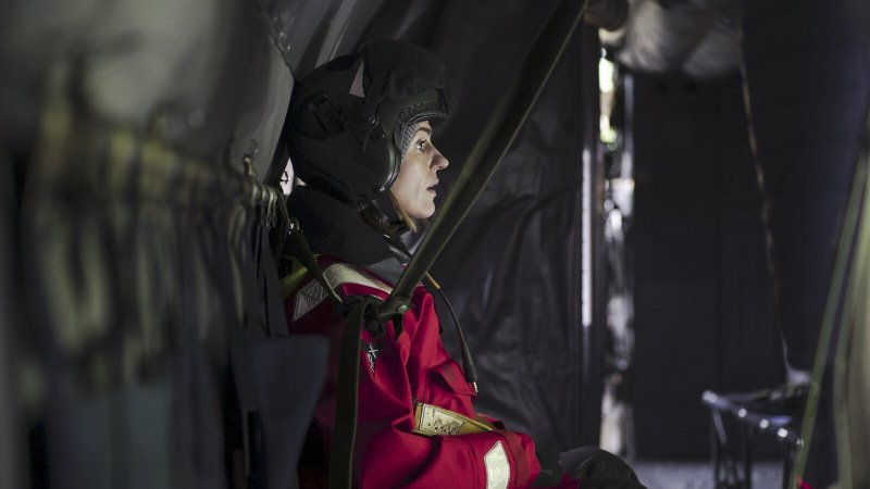 Widerwillig schwebt DCI Amy Silva (Suranne Jones) auf ein britisches Atom-U-Boot ein – Bild: ZDF /​ World Productions Ltd.