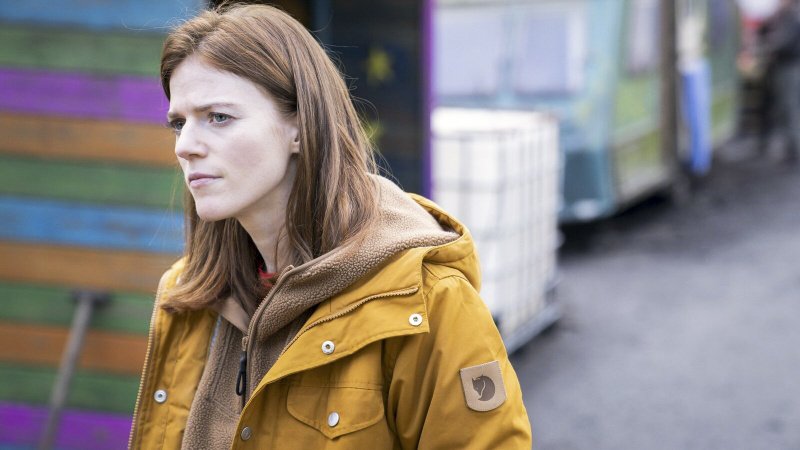 Zum Todesfall an Bord der „Vigil“ ermittelt Kirsten Longacre (Rose Leslie) im Friedenscamp – Bild: ZDF /​ World Productions Ltd.