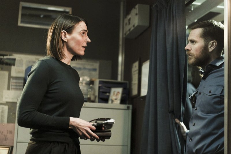 Steuermann Elliot Glover (Shaun Evans) sperrt Amy Silva (Suranne Jones) ein – Bild: ZDF /​ World Productions Ltd.