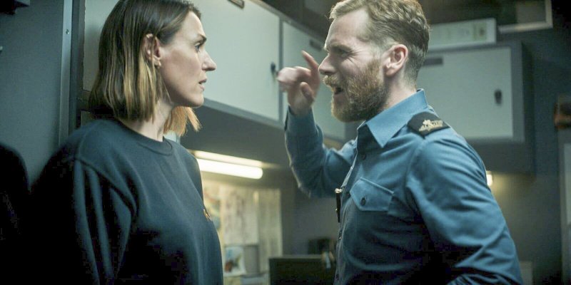 Steuermann Elliot Glover (Shaun Evans) wehrt sich gegen DCI Amy Silva (Suranne Jones) – Bild: ZDF /​ World Productions Ltd.