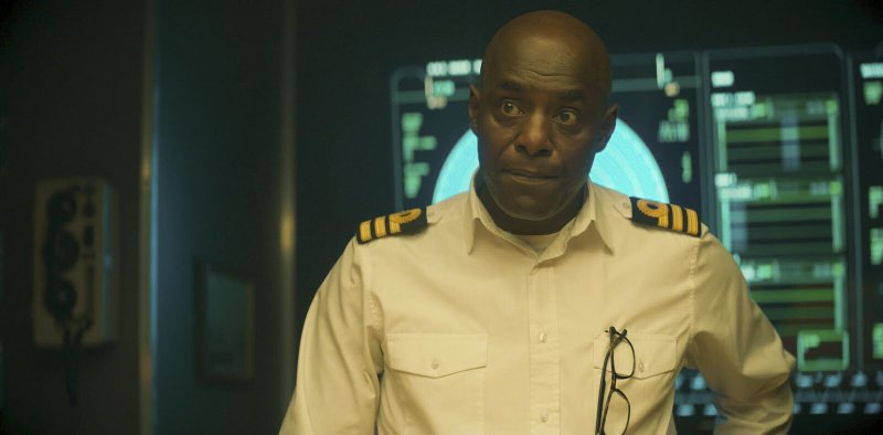 An Bord der „Vigil“ steht Commander Neil Newsome (Paterson Joseph) unter Druck – Bild: ZDF /​ World Productions Ltd.
