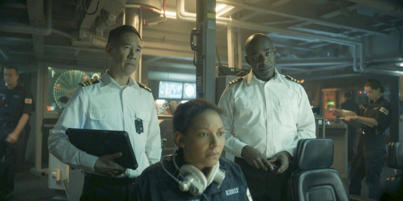 Chief Petty Officer Tara Kierly (Lois Chimimba), Commander Neil Newsome (Paterson Joseph) und SWTO Hennessy (Dan Li, l.) spüren die Gefahr – Bild: ZDF /​ World Productions Ltd.