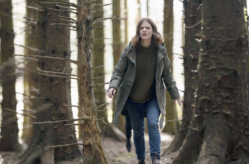 DI Kirsten Longacre (Rose Leslie) will im Wald helfen – Bild: arte /​ ITV Studios