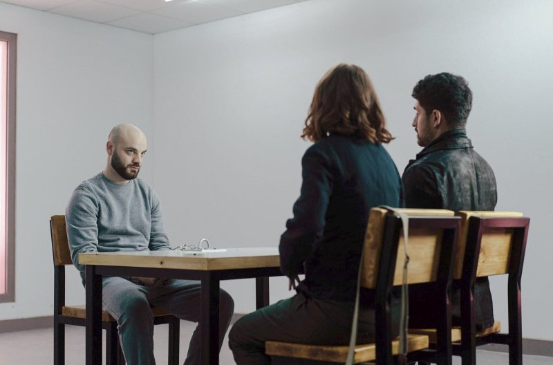 DI Kirsten Longacre (Rose Leslie) und Geheimagent Daniel Ramsay (Amir El-Masry, r.) verhören den Journalisten Firas Zaman (Tommy Sim’aan) – Bild: arte /​ ITV Studios
