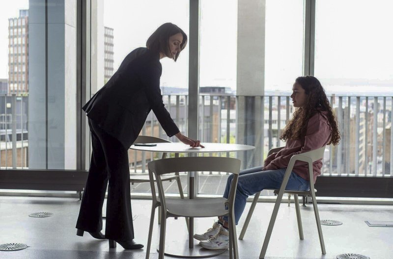 Amy Silva (Suranne Jones) spricht mit dem verwirrten Mädchen Sabiha Chapman (Hiba Medina, r.) – Bild: arte /​ ITV Studios