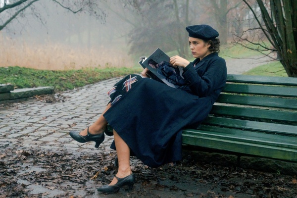 Insgeheim beobachtet Vicky (Naemi Florez) ihre Tochter – Bild: RTL /​ X Filme Creative Pool /​ Stefan Erhard