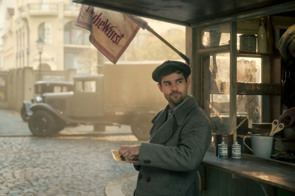 Wilhelm (Lucas Reiber) wartet auf Vicky – Bild: RTL /​ X Filme Creative Pool /​ Stefan Erhard