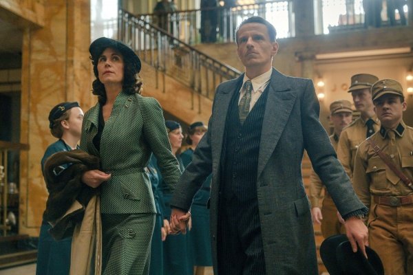 Nazis vertreiben Alice und Arthur aus dem Kaufhaus – Bild: RTL /​ X Filme Creative Pool /​ Stefan Erhard