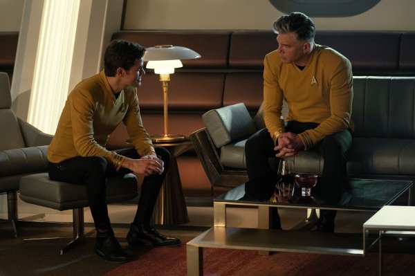 Captain Kirk (l.) und Captain Pike diskutieren ihre Strategie – Bild: Marni Grossman/​Paramount+