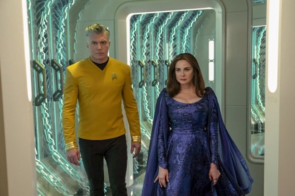 Captain Pike begleitet Spocks Mutter Amanda (Mia Kirshner) – Bild: Michael Gibson /​ Paramount+